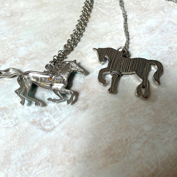 2 Vintage Enamel Horse Pendant Necklace Lot Silver Tone - Picture 4 of 4